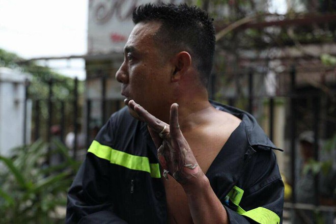Bàn tay trôi tuột da của anh lính cứu hỏa trong vụ cháy chung cư ở Sài Gòn khiến nhiều người xót xa - Ảnh 1.