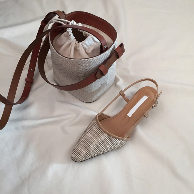 Nếu bạn thấy diện sneaker l&agrave;m ch&acirc;n ngắn đi th&igrave; đ&acirc;y l&agrave; 4 kiểu gi&agrave;y bệt cũng thoải m&aacute;i kh&ocirc;ng k&eacute;m m&agrave; lại t&ocirc;n ch&acirc;n d&agrave;i triệt để - Ảnh 18.