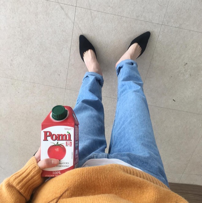 Nếu bạn thấy diện sneaker l&agrave;m ch&acirc;n ngắn đi th&igrave; đ&acirc;y l&agrave; 4 kiểu gi&agrave;y bệt cũng thoải m&aacute;i kh&ocirc;ng k&eacute;m m&agrave; lại t&ocirc;n ch&acirc;n d&agrave;i triệt để - Ảnh 5.