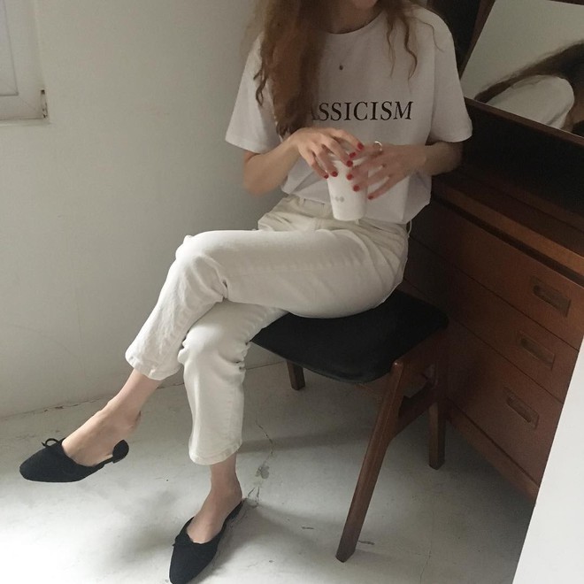 Nếu bạn thấy diện sneaker l&agrave;m ch&acirc;n ngắn đi th&igrave; đ&acirc;y l&agrave; 4 kiểu gi&agrave;y bệt cũng thoải m&aacute;i kh&ocirc;ng k&eacute;m m&agrave; lại t&ocirc;n ch&acirc;n d&agrave;i triệt để - Ảnh 8.