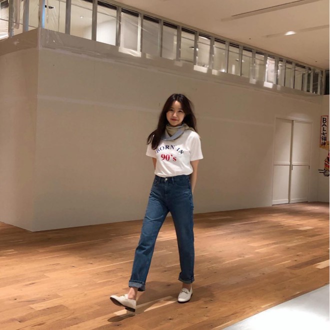 Nếu bạn thấy diện sneaker l&agrave;m ch&acirc;n ngắn đi th&igrave; đ&acirc;y l&agrave; 4 kiểu gi&agrave;y bệt cũng thoải m&aacute;i kh&ocirc;ng k&eacute;m m&agrave; lại t&ocirc;n ch&acirc;n d&agrave;i triệt để - Ảnh 12.