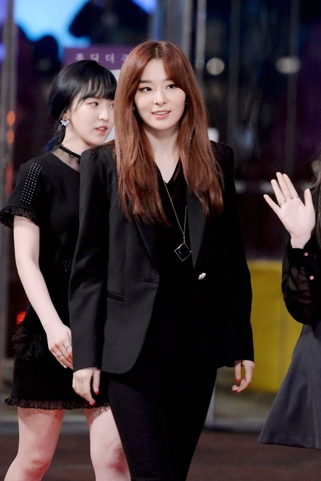 Seulgi (Red Velvet) mặc đồ đen nhưng không hề già là vì luôn tuân theo 3 quy tắc này - Ảnh 1.