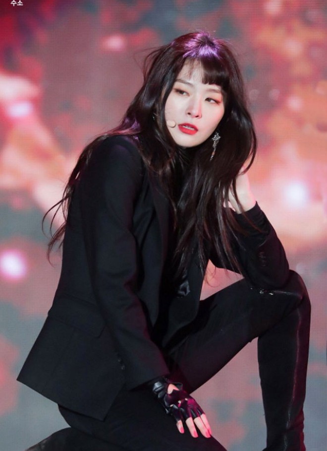 Seulgi (Red Velvet) mặc đồ đen nhưng không hề già là vì luôn tuân theo 3 quy tắc này - Ảnh 2.