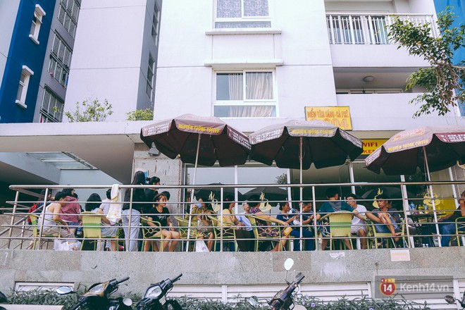 Người dân mệt nhoài nằm khắp vỉa hè, ăn cơm hộp chờ được vào nhà sau những giờ phút hoảng loạn trong vụ cháy chung cư ở Sài Gòn - Ảnh 12.