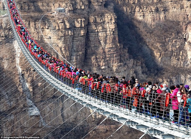 Cảnh tượng nhìn thôi đã bủn rủn chân tay: Cả trăm khách du lịch chen nhau trên cây cầu kính trong suốt dài nhất thế giới - Ảnh 1.