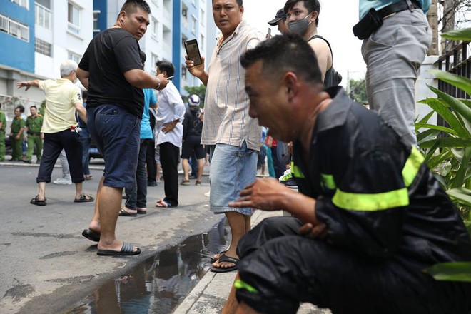 Nữ phóng viên chụp bức ảnh anh lính cứu hỏa bị bỏng tuột da tay: Anh ấy chỉ ngồi đó, mắt vẫn hướng về đồng đội và đám cháy - Ảnh 3.