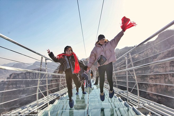 Cảnh tượng nhìn thôi đã bủn rủn chân tay: Cả trăm khách du lịch chen nhau trên cây cầu kính trong suốt dài nhất thế giới - Ảnh 5.