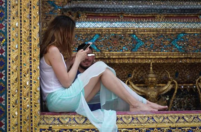 Nữ du kh&aacute;ch ăn mặc thiếu vải, chụp ảnh phản cảm trong ch&ugrave;a, cư d&acirc;n mạng phẫn nộ y&ecirc;u cầu bắt giữ - Ảnh 4.