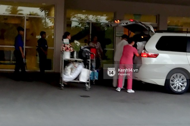 Hoa hậu Đặng Thu Thảo đã rời bệnh viện trở về nhà sau khi hạ sinh con đầu lòng. - Ảnh 3.
