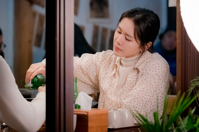 Fan ngất vì Chị Đẹp Son Ye Jin nằm lên người trai trẻ, khóa môi dưới tuyết trắng - Ảnh 15.