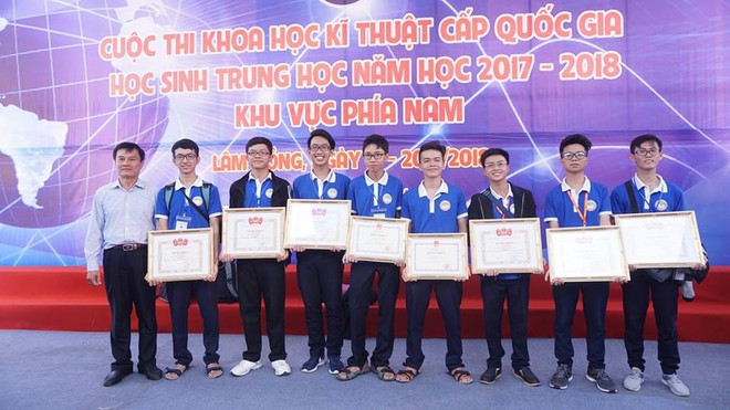 Robot m&ocirc; phỏng h&oacute;a h&agrave;nh động của HS Cần Thơ gi&agrave;nh giải Nhất tại cuộc thi KHKT cấp quốc gia 2018 - Ảnh 3.