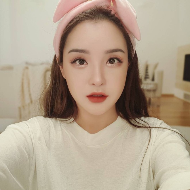 4 sản phẩm l&agrave;m đẹp được d&ugrave;ng rất nhiều nhưng lại bị BS da liễu cho l&agrave; chẳng c&oacute; hiệu quả g&igrave;, trong đ&oacute; c&oacute; kem mắt v&agrave; mặt nạ than hoạt t&iacute;nh - Ảnh 3.