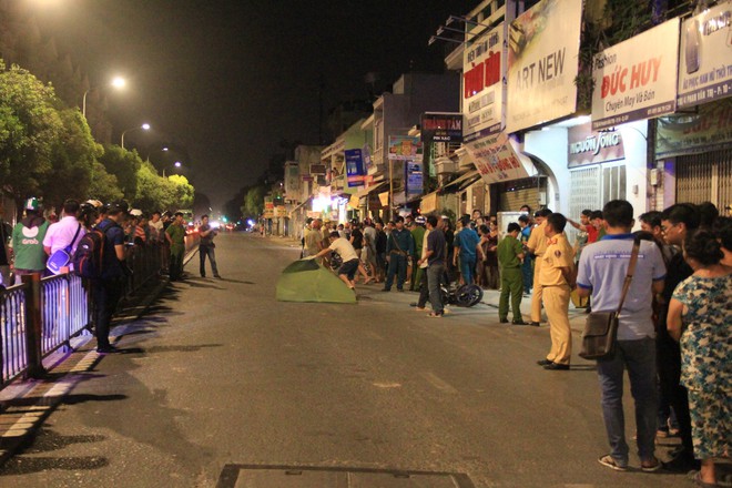 Chạy tốc độ cao, nam thanh ni&ecirc;n t&ocirc;ng v&agrave;o nh&agrave; d&acirc;n ng&atilde; ra đường tử vong ở S&agrave;i G&ograve;n - Ảnh 1.