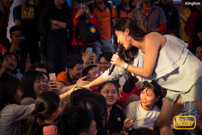 School Tour: Văn Mai Hương lần đầu hé lộ một đoạn ca khúc mới có tựa đề lạ tai - Ảnh 7.