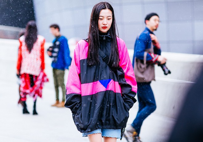 Giới trẻ Hàn Quốc luôn mặc đẹp nhưng chỉ tại Seoul Fashion Week, người ta mới có thể bắt gặp nhiều anh tài street style hội tụ đến thế - Ảnh 3.