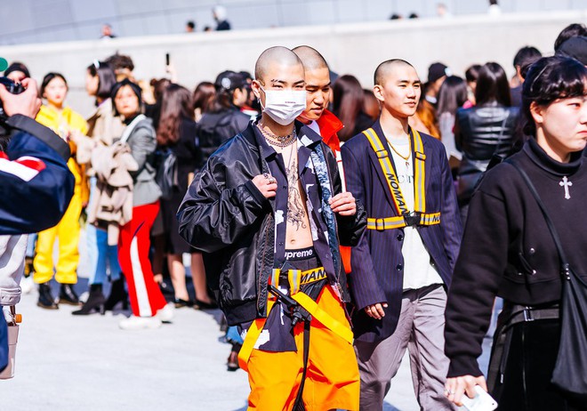 Giới trẻ Hàn Quốc luôn mặc đẹp nhưng chỉ tại Seoul Fashion Week, người ta mới có thể bắt gặp nhiều anh tài street style hội tụ đến thế - Ảnh 17.