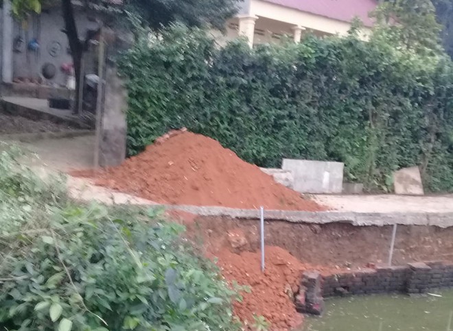 M&acirc;u thuẫn đất đai, 1 hộ d&acirc;n đổ đất bịt lu&ocirc;n lối đi duy nhất của nhiều nh&agrave; h&agrave;ng x&oacute;m - Ảnh 1.