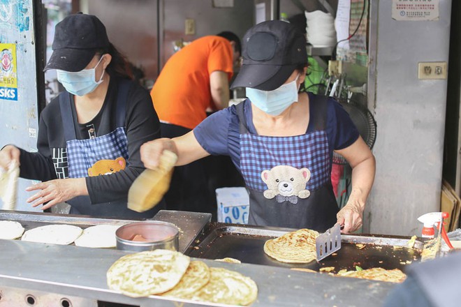 Tiệm bánh pancake cực nổi tiếng ở Đài Loan phải xếp hàng dài chờ mua - Ảnh 2.