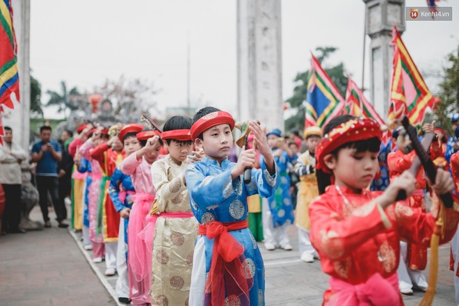 Hà Nội: Độc đáo gái đồng trinh rước kiệu xoay, xin nước ở giữa sông Hồng - Ảnh 1.