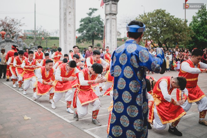 Hà Nội: Độc đáo gái đồng trinh rước kiệu xoay, xin nước ở giữa sông Hồng - Ảnh 3.