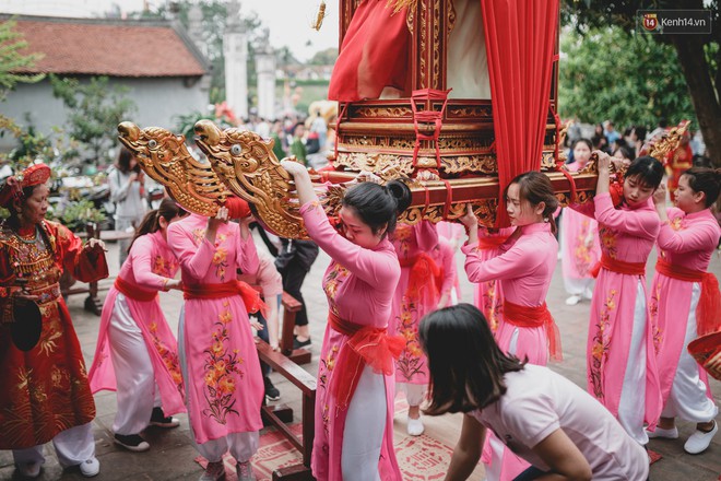 Hà Nội: Độc đáo gái đồng trinh rước kiệu xoay, xin nước ở giữa sông Hồng - Ảnh 11.