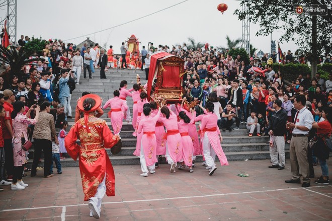 Hà Nội: Độc đáo gái đồng trinh rước kiệu xoay, xin nước ở giữa sông Hồng - Ảnh 12.