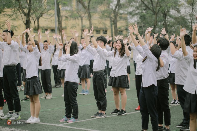 Teen Chu Văn An rạng rỡ ngày xếp chữ chia tay tuổi học trò - Ảnh 1.