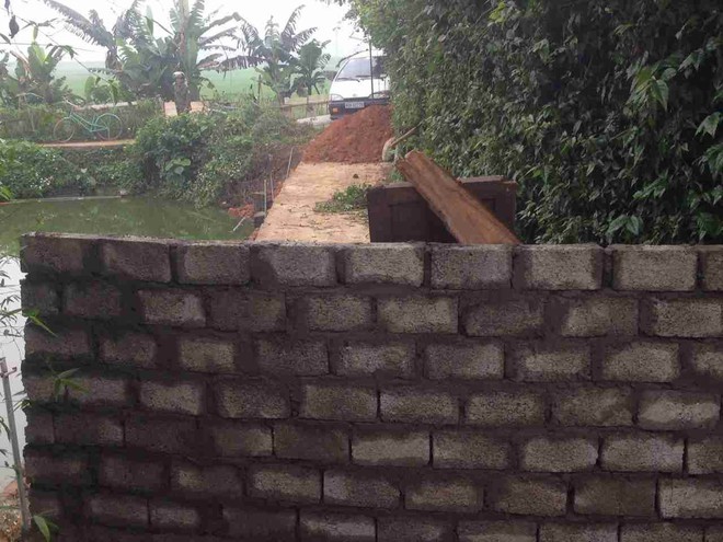 M&acirc;u thuẫn đất đai, 1 hộ d&acirc;n đổ đất bịt lu&ocirc;n lối đi duy nhất của nhiều nh&agrave; h&agrave;ng x&oacute;m - Ảnh 2.
