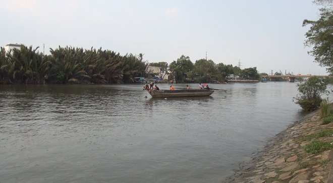 Rủ nhau bơi qua sông, nam thanh niên đuối nước mất tích ở Sài Gòn - Ảnh 1.