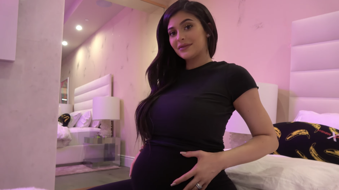 2 tháng sau sinh, Kylie Jenner gây ngỡ ngàng với vùng bụng phẳng lỳ nhờ giảm 15 kg - Ảnh 3.