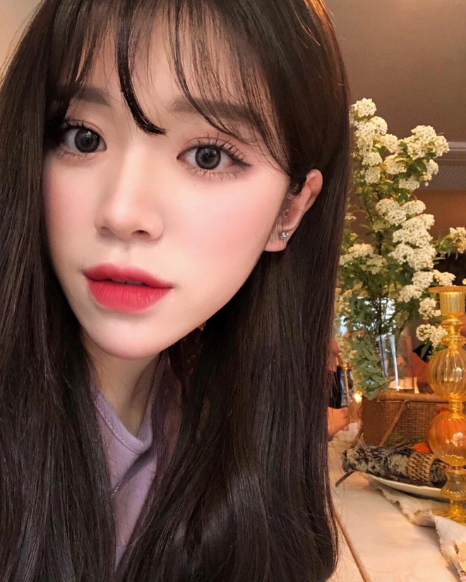 Mắt bạn lu&ocirc;n lem nhem như gấu tr&uacute;c khi kẻ mắt v&agrave; chải mascara? M&oacute;n đồ quen thuộc n&agrave;y sẽ gi&uacute;p bạn xử l&yacute; - Ảnh 1.