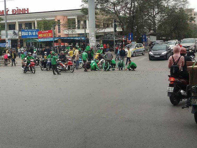 Hình ảnh đẹp: Thùng táo bị đổ ra đường, nhiều tài xế GrabBike và xe ôm truyền thống cùng ra nhặt giúp không sót một quả - Ảnh 1.