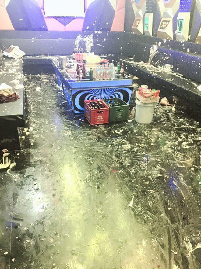 Nỗi l&ograve;ng nh&acirc;n vi&ecirc;n qu&aacute;n Karaoke: Khi kh&aacute;ch biến ph&ograve;ng h&aacute;t th&agrave;nh lễ hội n&eacute;m b&aacute;nh kem th&igrave; phải l&agrave;m g&igrave;? - Ảnh 1.
