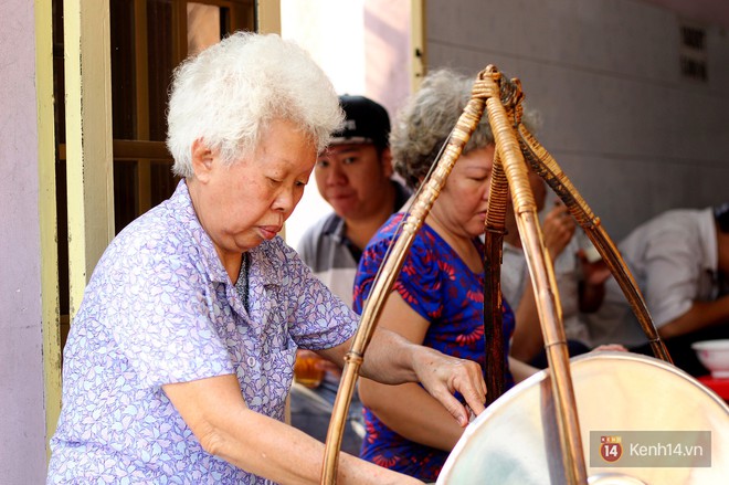 Đây đích thị là hàng bánh canh bán sướng nhất Sài Gòn: mỗi ngày chỉ cần bán 1 tiếng là hết sạch - Ảnh 2.