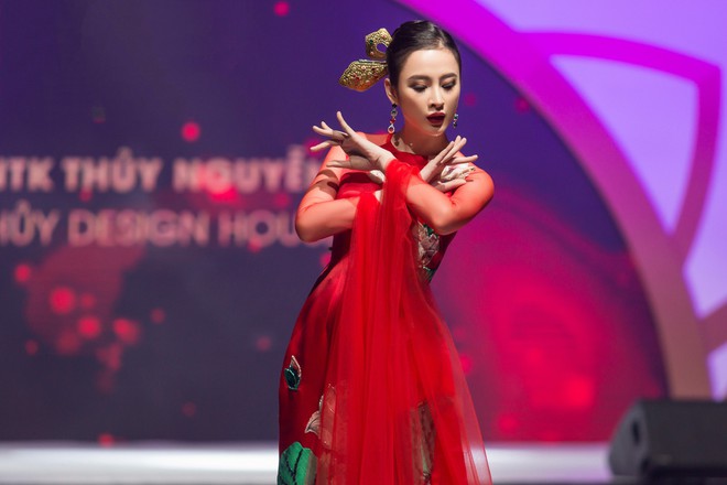 Angela Phương Trinh múa may uyển chuyển với tà áo dài 100 triệu, làm vedette của NTK Thủy Nguyễn - Ảnh 3.