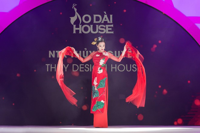 Angela Phương Trinh múa may uyển chuyển với tà áo dài 100 triệu, làm vedette của NTK Thủy Nguyễn - Ảnh 4.