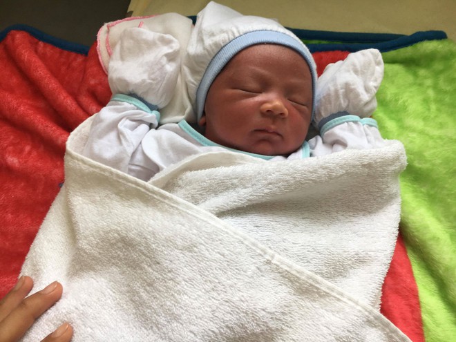 Ch&agrave;ng trai trẻ cứu sống một b&eacute; trai nặng 3,3kg, người c&ograve;n d&iacute;nh m&aacute;u bị bỏ rơi ngo&agrave;i đường ở S&agrave;i G&ograve;n - Ảnh 1.