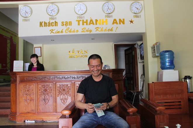 Nhân viên khách sạn ở Nghệ An trả 50 triệu đồng cho khách để quên - Ảnh 1.