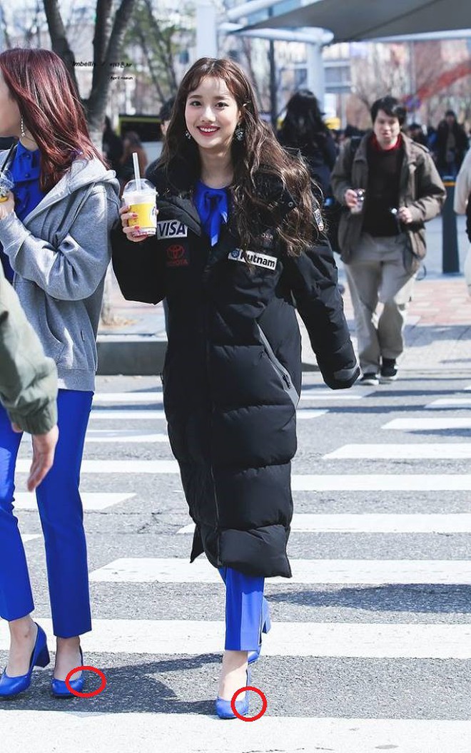 Nhóm April cũng khiến nhiều netizen xót xa khi phải tự sơn lại giày cũ ...