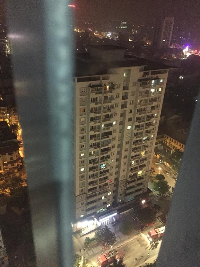 Hà Nội: Cháy chung cư ở Mỹ Đình, khói bốc ngùn ngụt từ một căn hộ trên tầng 18 khiến cư dân hốt hoảng - Ảnh 3.