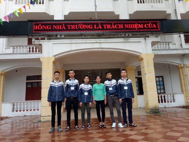 H&agrave; Tĩnh: Tr&ecirc;n đường đi học về, 5 nam sinh ngh&egrave;o nhặt được 15 triệu t&igrave;m người đ&aacute;nh rơi trả lại - Ảnh 1.
