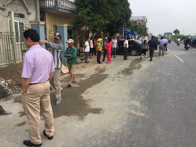 Nam Định: Xe con mất lái đâm vào máy trộn bê-tông bên đường rồi dừng lại dưới gốc cây - Ảnh 3.