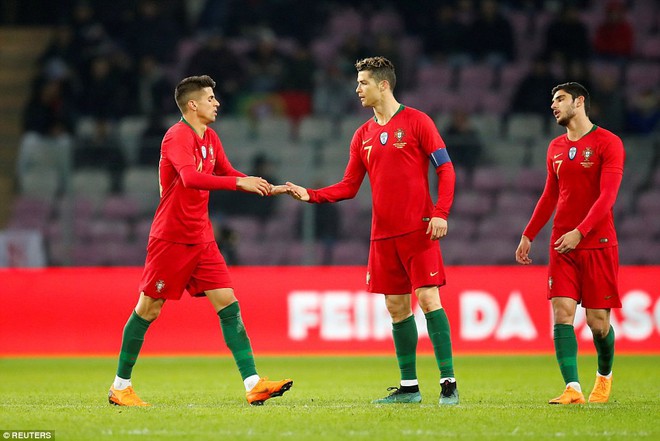 Ronaldo nổi cáu, thất vọng với đồng đội trong trận thua thảm của Bồ Đào Nha - Ảnh 12.