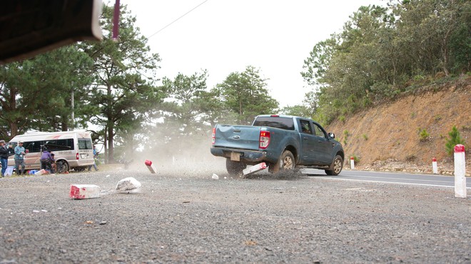 L&yacute; Hải đầu tư 4 xế hộp xịn để... đập ph&aacute; trong Lật Mặt 3 - Ảnh 6.