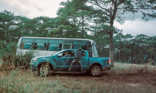 L&yacute; Hải đầu tư 4 xế hộp xịn để... đập ph&aacute; trong Lật Mặt 3 - Ảnh 4.