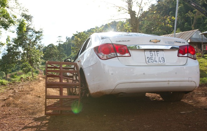 L&yacute; Hải đầu tư 4 xế hộp xịn để... đập ph&aacute; trong Lật Mặt 3 - Ảnh 7.