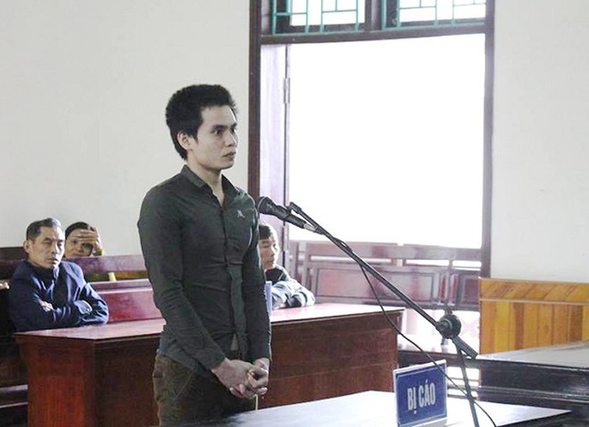 Bị ph&agrave;n n&agrave;n khi vừa ăn vừa d&ugrave;ng điện thoại, nam thanh ni&ecirc;n cầm dao đ&acirc;m bạn tử vong - Ảnh 1.