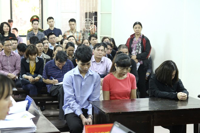 Người mẹ bật kh&oacute;c tại t&ograve;a khi gia đ&igrave;nh 13 nạn nh&acirc;n vụ ch&aacute;y qu&aacute;n karaoke xin giảm nhẹ tội cho con m&igrave;nh - Ảnh 1.