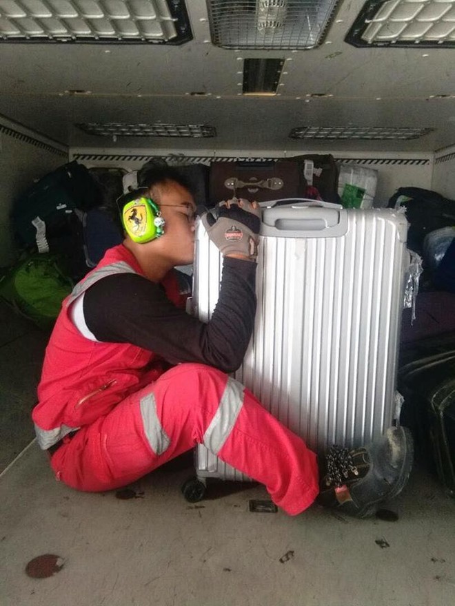 Bị ph&agrave;n n&agrave;n nhiều về việc n&eacute;m, quăng quật h&agrave;nh l&yacute; của kh&aacute;ch, nh&acirc;n vi&ecirc;n h&agrave;ng kh&ocirc;ng chụp h&igrave;nh h&ocirc;n từng chiếc vali một - Ảnh 1.