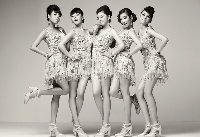 Nh&igrave;n outfit biết ngay t&ecirc;n b&agrave;i h&aacute;t: Những bộ trang phục huyền thoại của girlgroup Kpop - Ảnh 2.